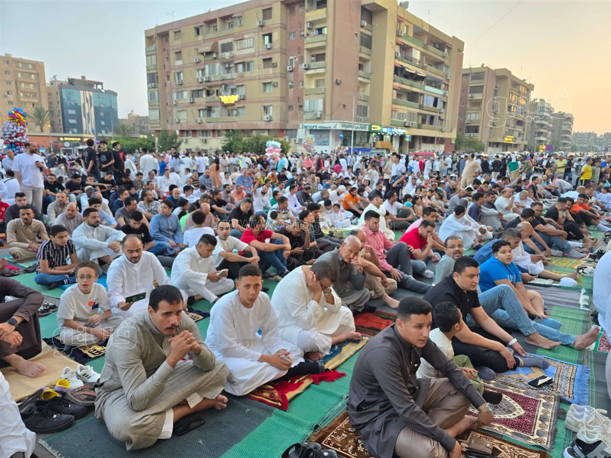 تواجد كبير للمصلين بساحة الصديق شيراتون لأداء صلاة العيد (1)