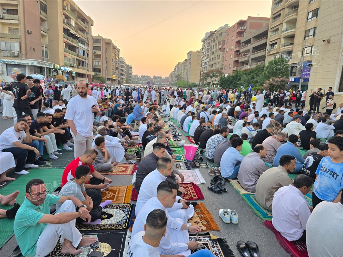 تواجد كبير للمصلين بساحة الصديق شيراتون لأداء صلاة العيد (3)