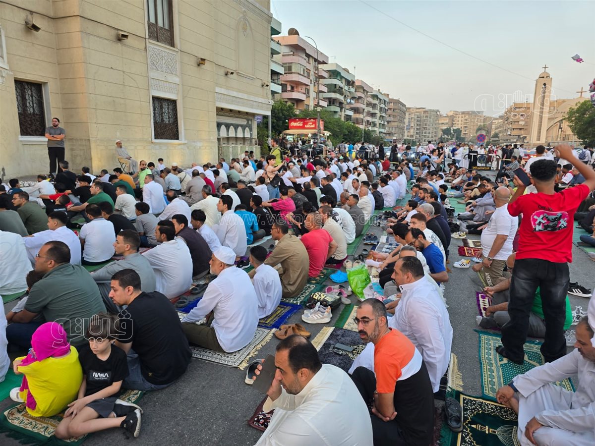 تواجد كبير للمصلين بساحة الصديق شيراتون لأداء صلاة العيد (4)