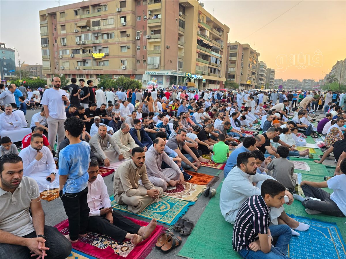 تواجد كبير للمصلين بساحة الصديق شيراتون لأداء صلاة العيد (5)