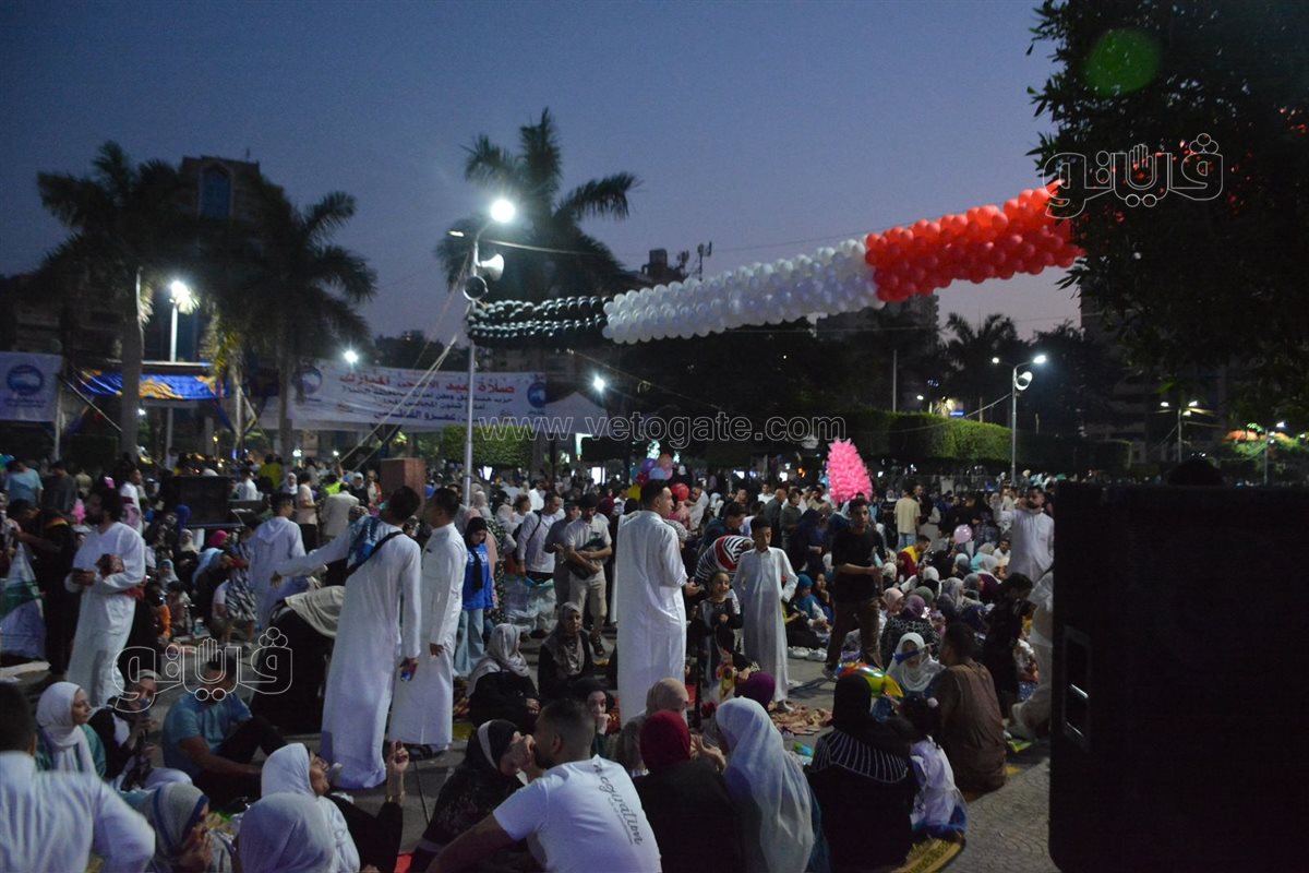 سيلفي العيد يسيطر على ساحة مصطفي محمود قبل انطلاق الصلاة (2)