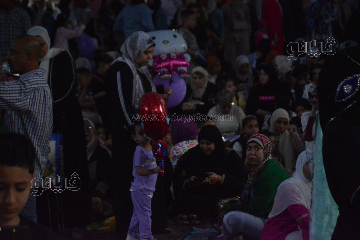 سيلفي العيد يسيطر على ساحة مصطفي محمود قبل انطلاق الصلاة (4)