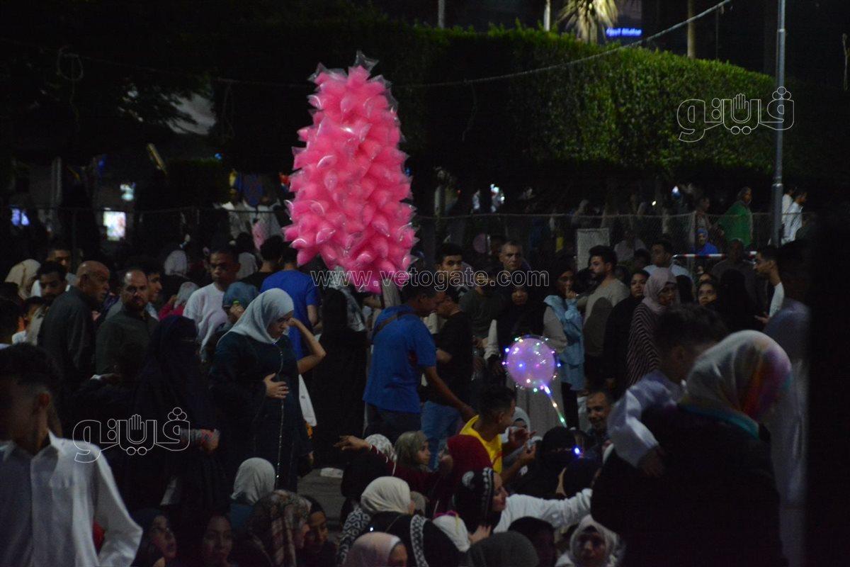 سيلفي العيد يسيطر على ساحة مصطفي محمود قبل انطلاق الصلاة (5)