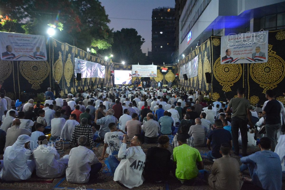 سيلفي العيد يسيطر على ساحة مصطفي محمود قبل انطلاق الصلاة (6)