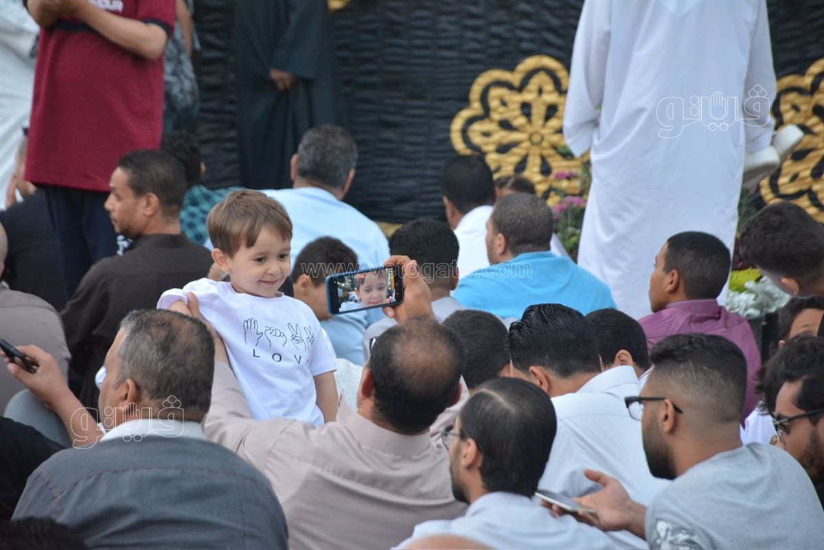 سيلفي العيد يسيطر على ساحة مصطفي محمود قبل انطلاق الصلاة (8)