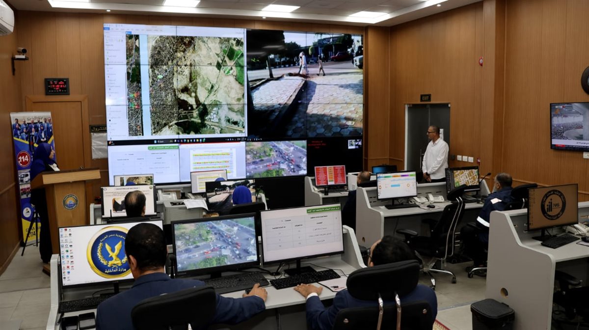 جانب من متابعة المحافظ لمركز التحكم بالشبكة الوطنية، فيتو