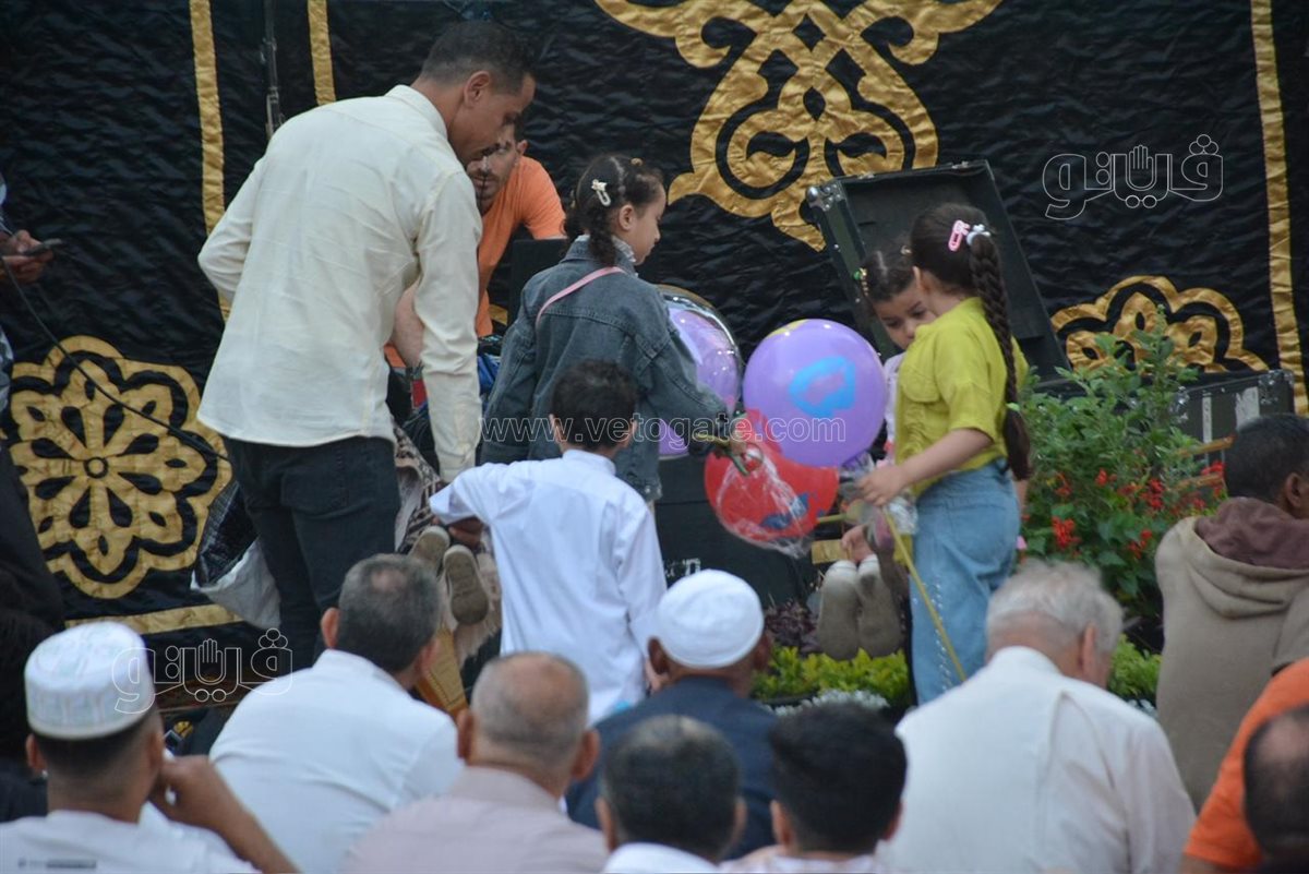 سيلفي العيد يسيطر على ساحة مصطفي محمود قبل انطلاق الصلاة (9)