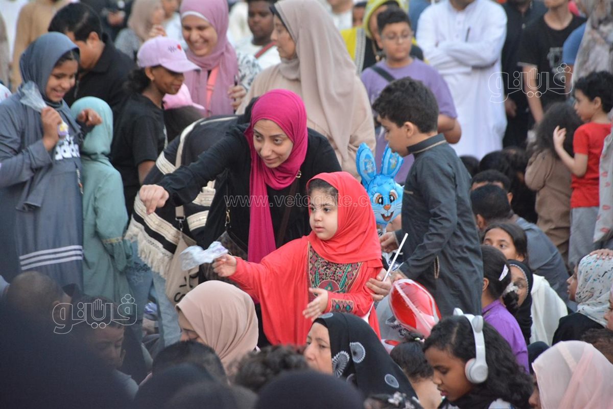 سيلفي العيد يسيطر على ساحة مصطفي محمود قبل انطلاق الصلاة (11)