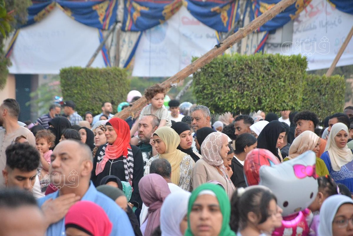 سيلفي العيد يسيطر على ساحة مصطفي محمود قبل انطلاق الصلاة (12)