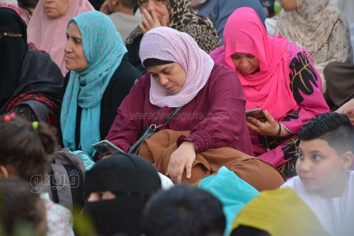 سيلفي العيد يسيطر على ساحة مصطفي محمود قبل انطلاق الصلاة (14)