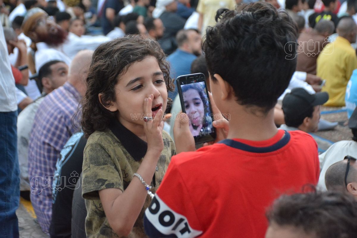سيلفي العيد يسيطر على ساحة مصطفي محمود قبل انطلاق الصلاة (15)