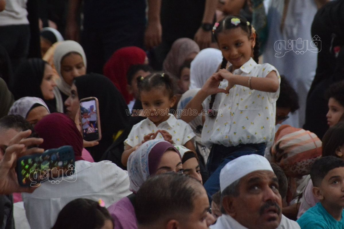 سيلفي العيد يسيطر على ساحة مصطفي محمود قبل انطلاق الصلاة (16)