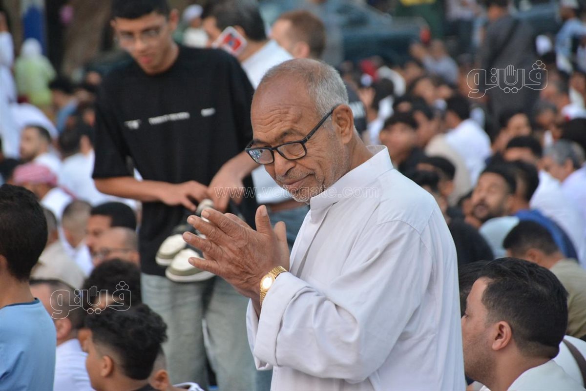 سيلفي العيد يسيطر على ساحة مصطفي محمود قبل انطلاق الصلاة (17)