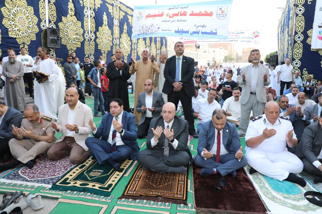محافظ بني سويف يؤدي صلاة العيد مع المواطنين
