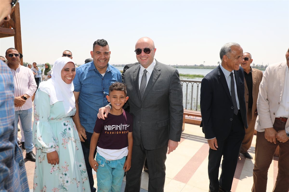 الأطفال يلتقطون صور تذكارية مع محافظ بني سويف