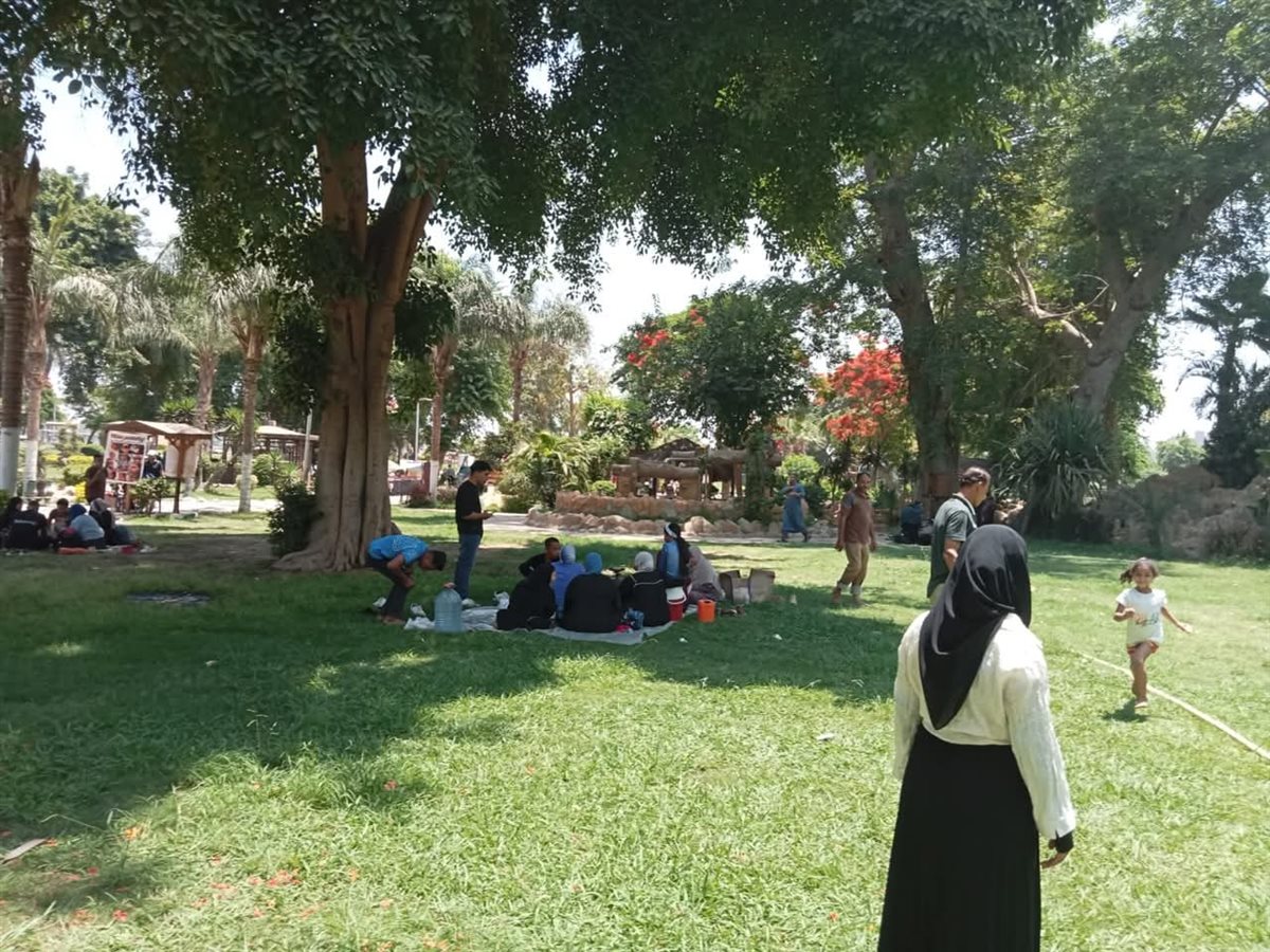 توافد المواطنيين علي حدائق القناطر في العيد،فيتو