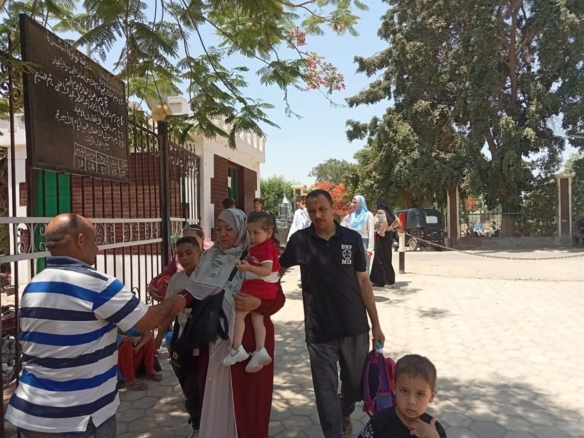 توافد المواطنيين علي حدائق القناطر في العيد،فيتو