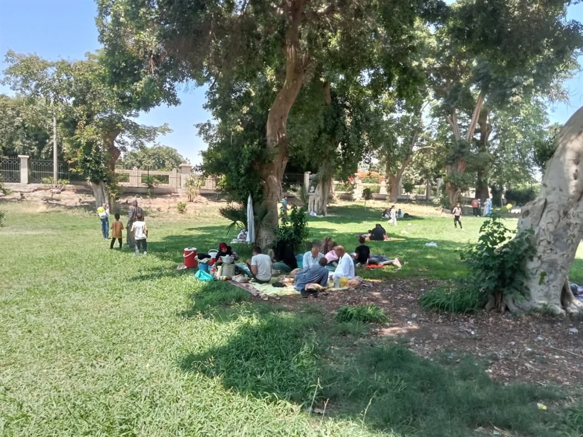 توافد المواطنيين علي حدائق القناطر في العيد،فيتو