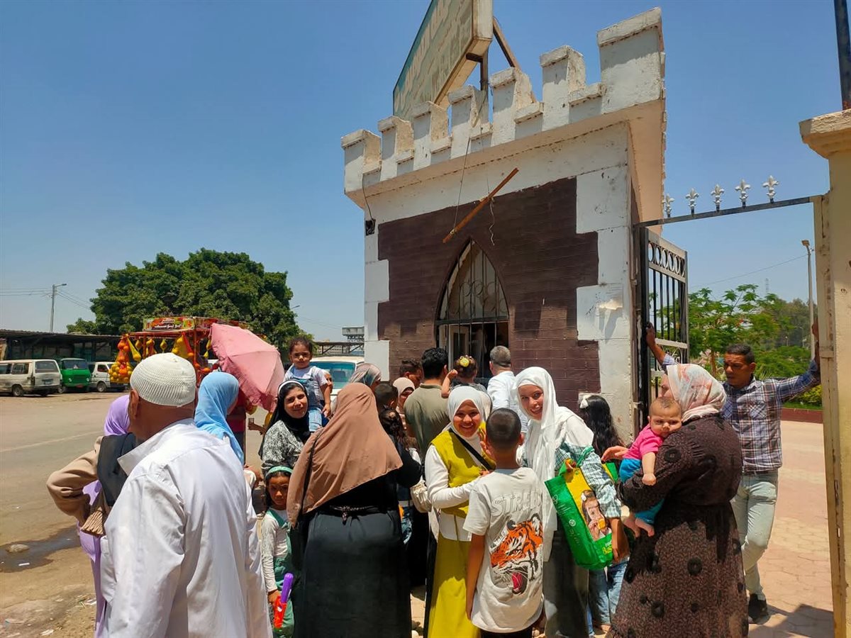توافد المواطنيين علي حدائق القناطر في العيد،فيتو