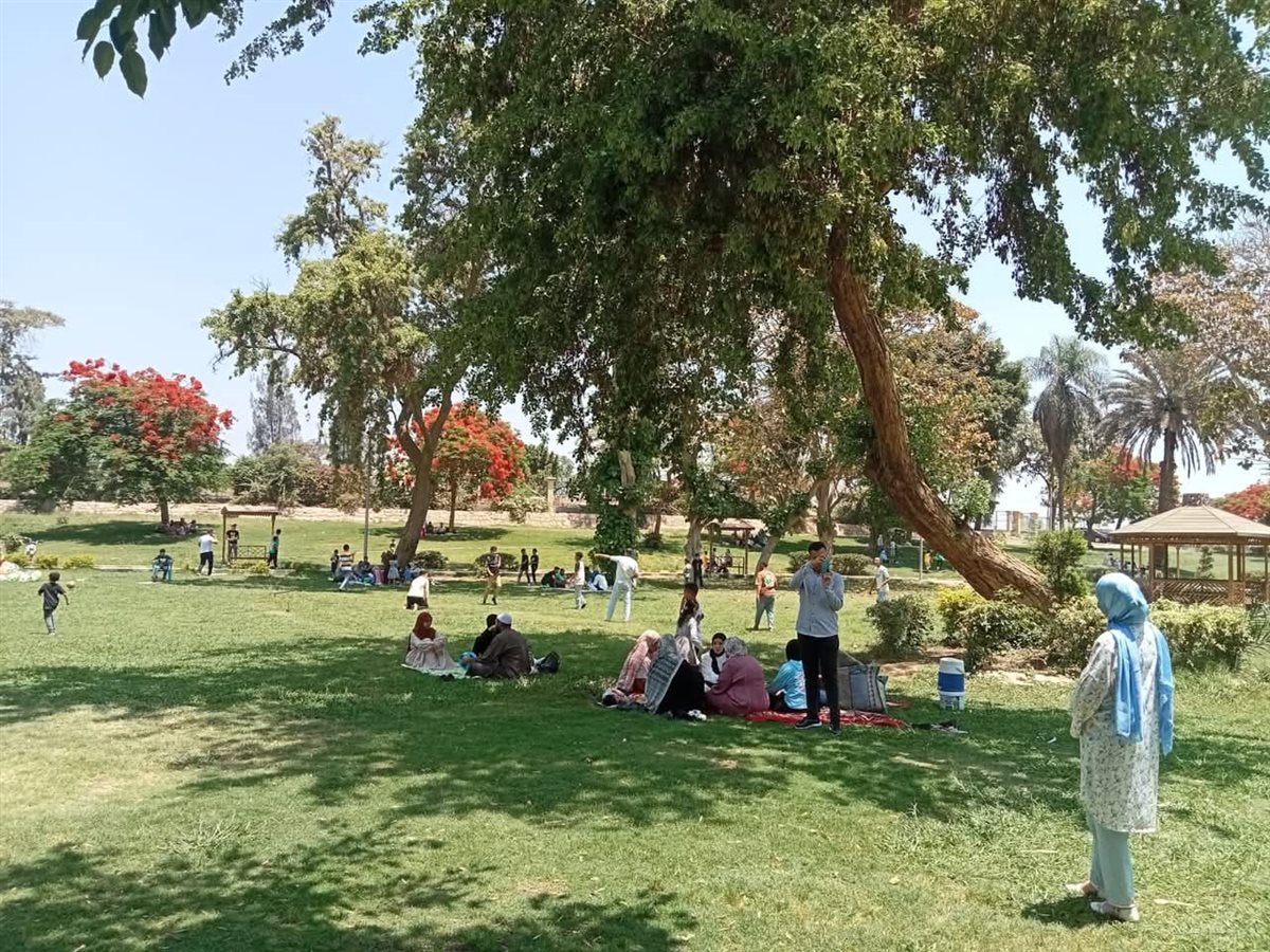 توافد المواطنيين علي حدائق القناطر في العيد،فيتو