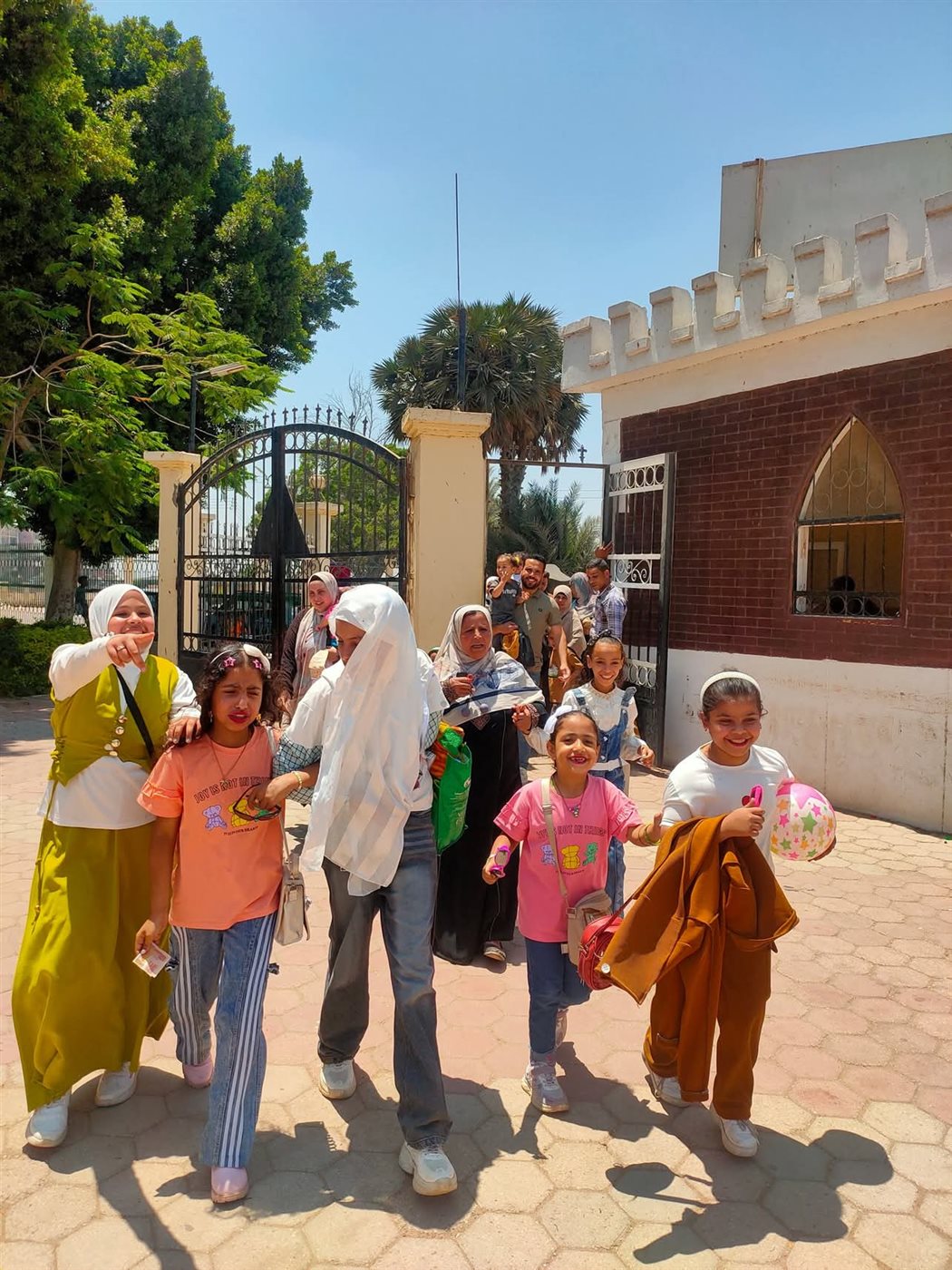 توافد المواطنيين علي حدائق القناطر في العيد،فيتو