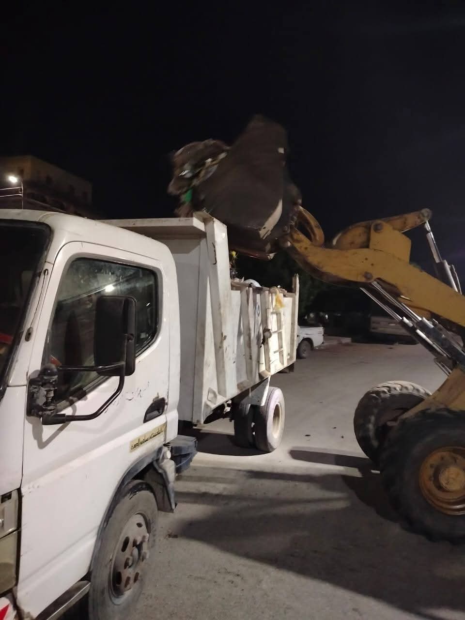 عمال النظافة يقومون بتنظيف الشوارع بمدينة دمياط