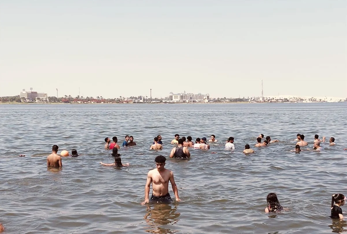 جانب من الإقبال على الشواطئ، فيتو