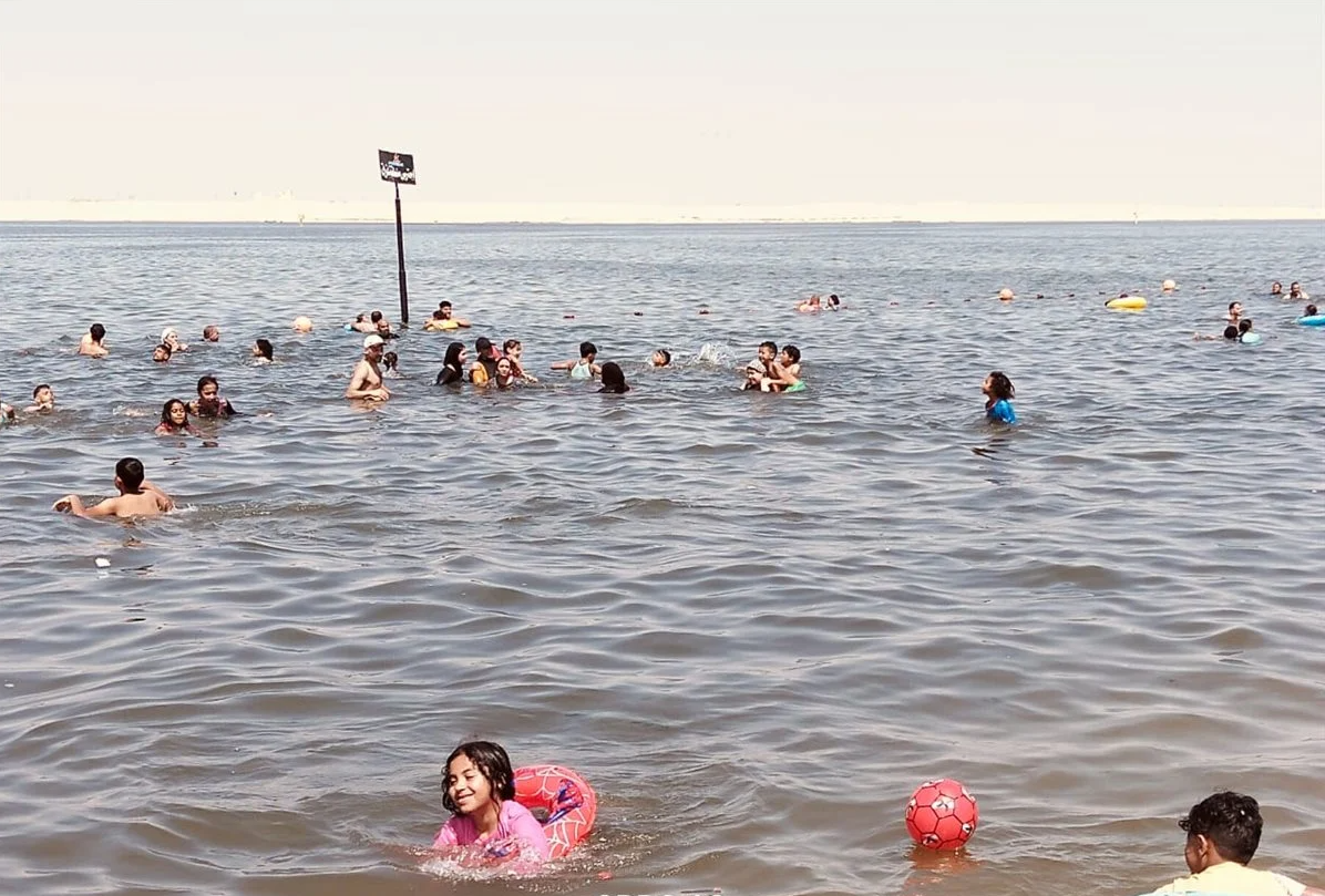 جانب من الإقبال على الشواطئ، فيتو