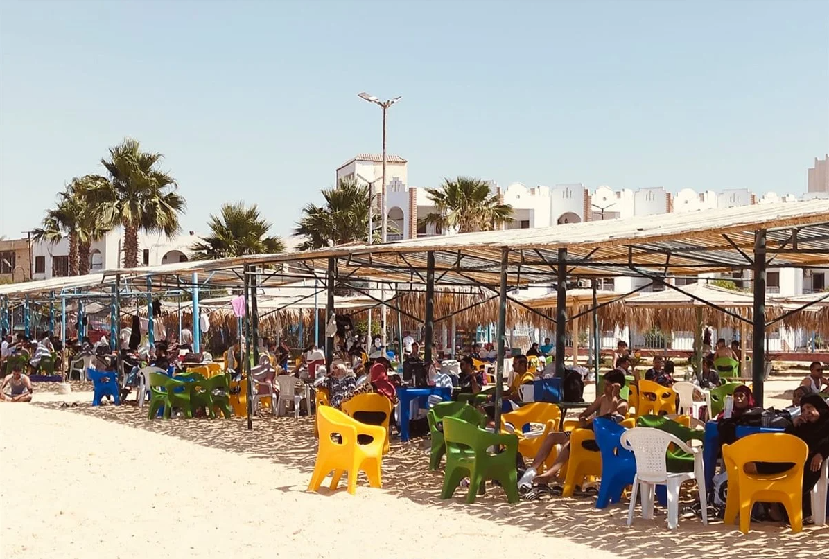 جانب من الإقبال على الشواطئ، فيتو