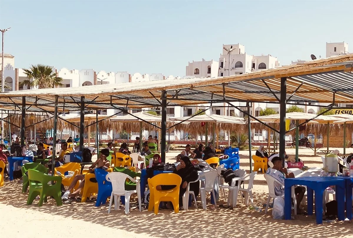 جانب من الإقبال على الشواطئ، فيتو