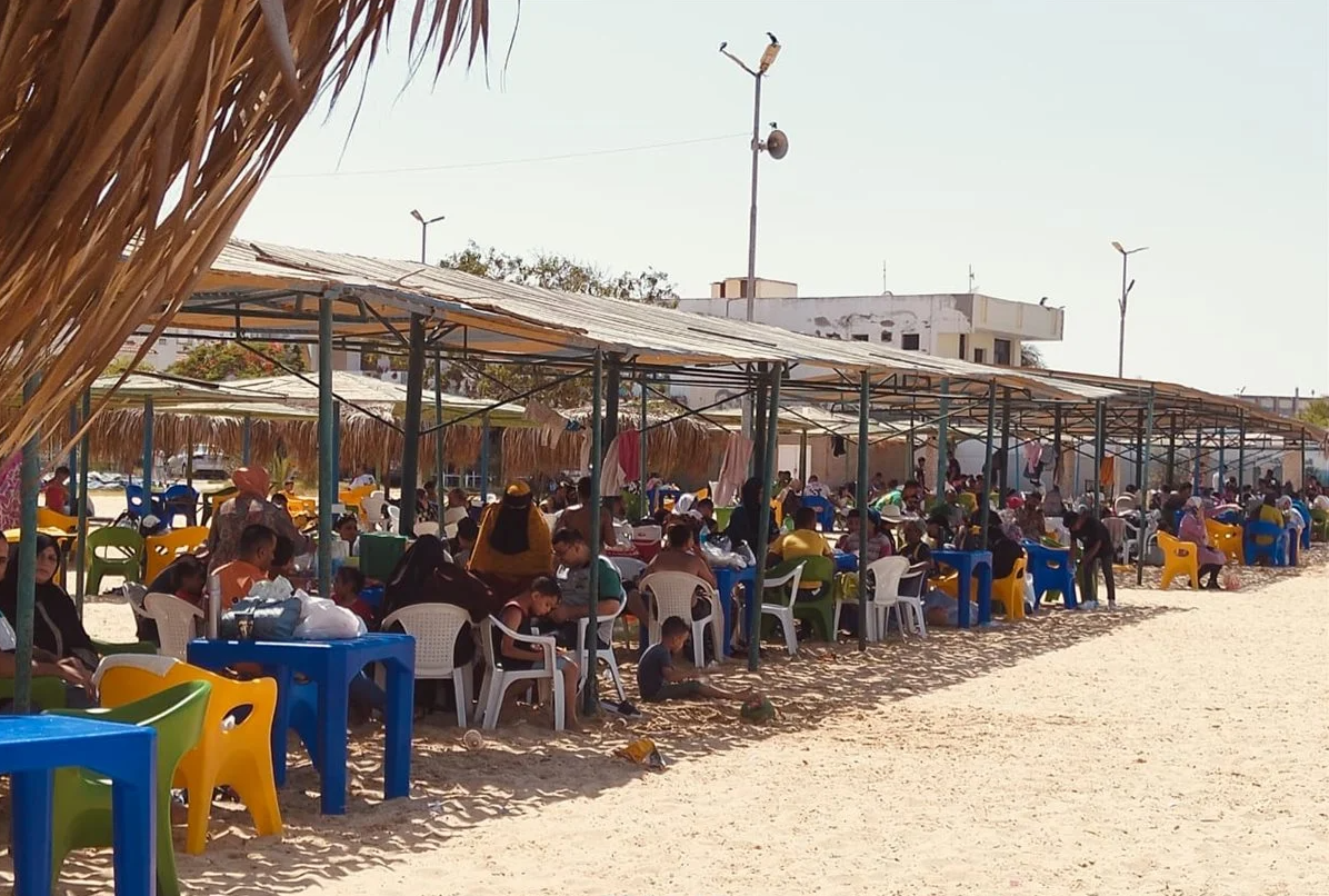 جانب من الإقبال على الشواطئ، فيتو