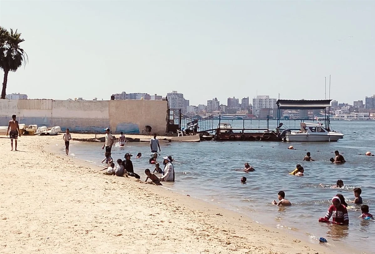 جانب من الإقبال على الشواطئ، فيتو