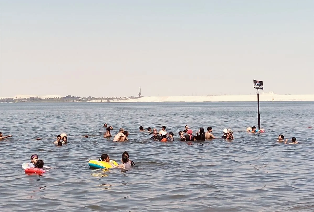 جانب من الإقبال على الشواطئ، فيتو