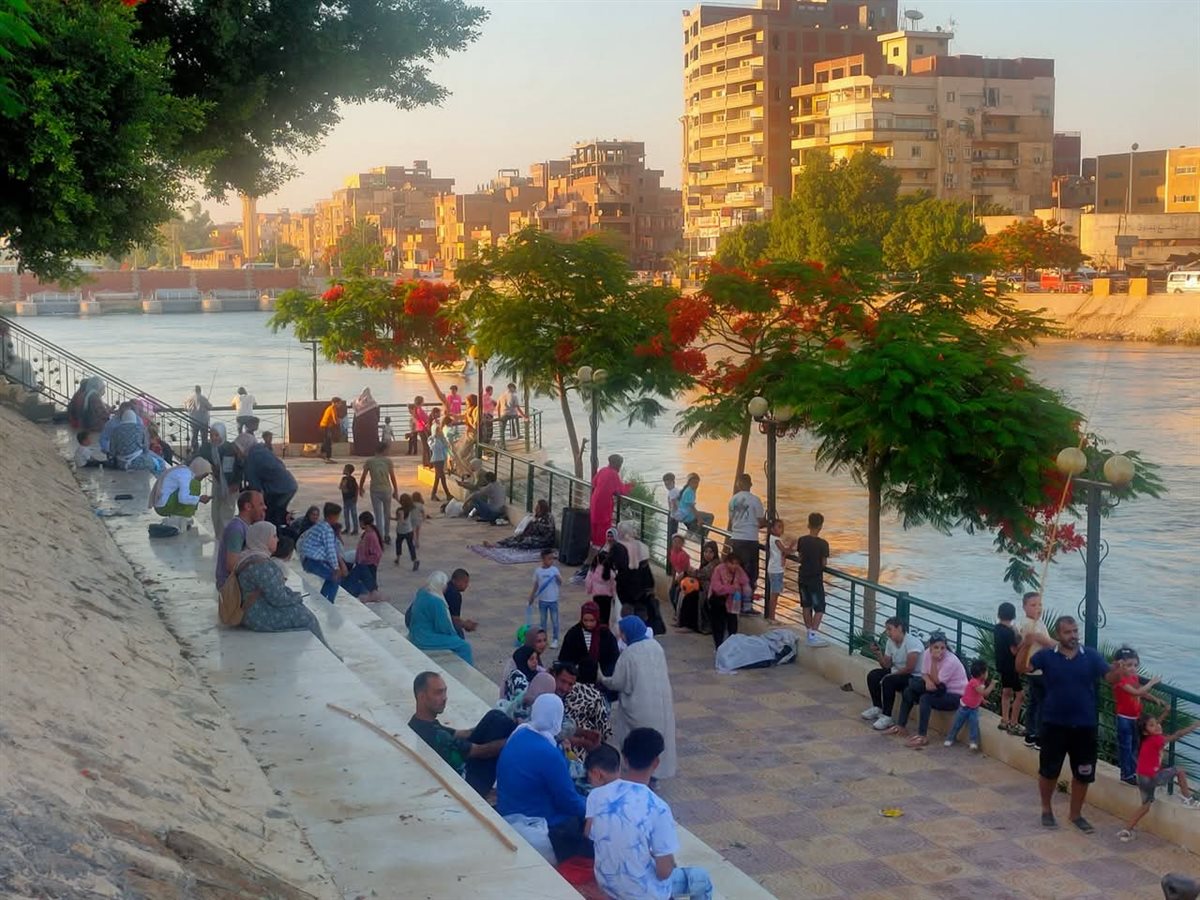 كثافة الزوار علي حدائق القناطر في العيد، فيتو