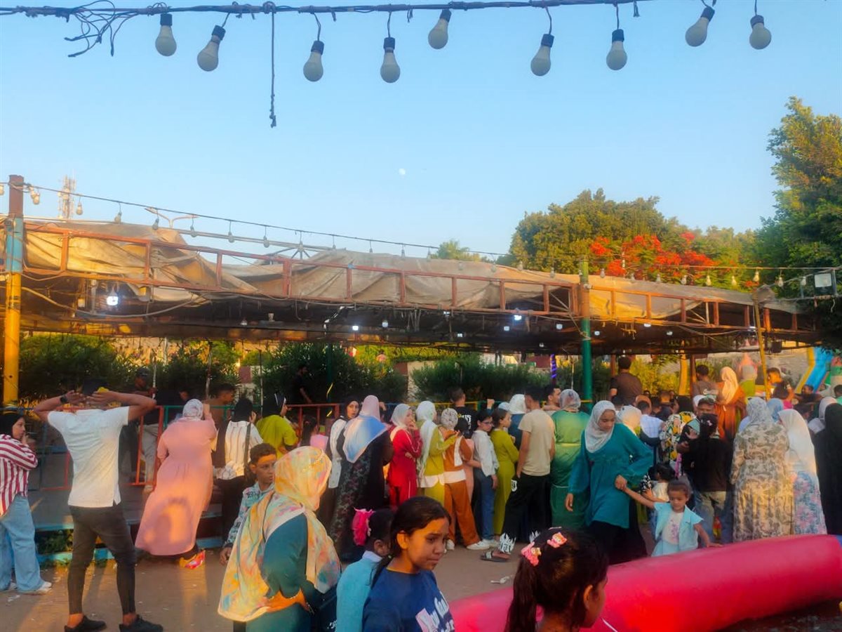 كثافة الزوار علي حدائق القناطر في العيد، فيتو