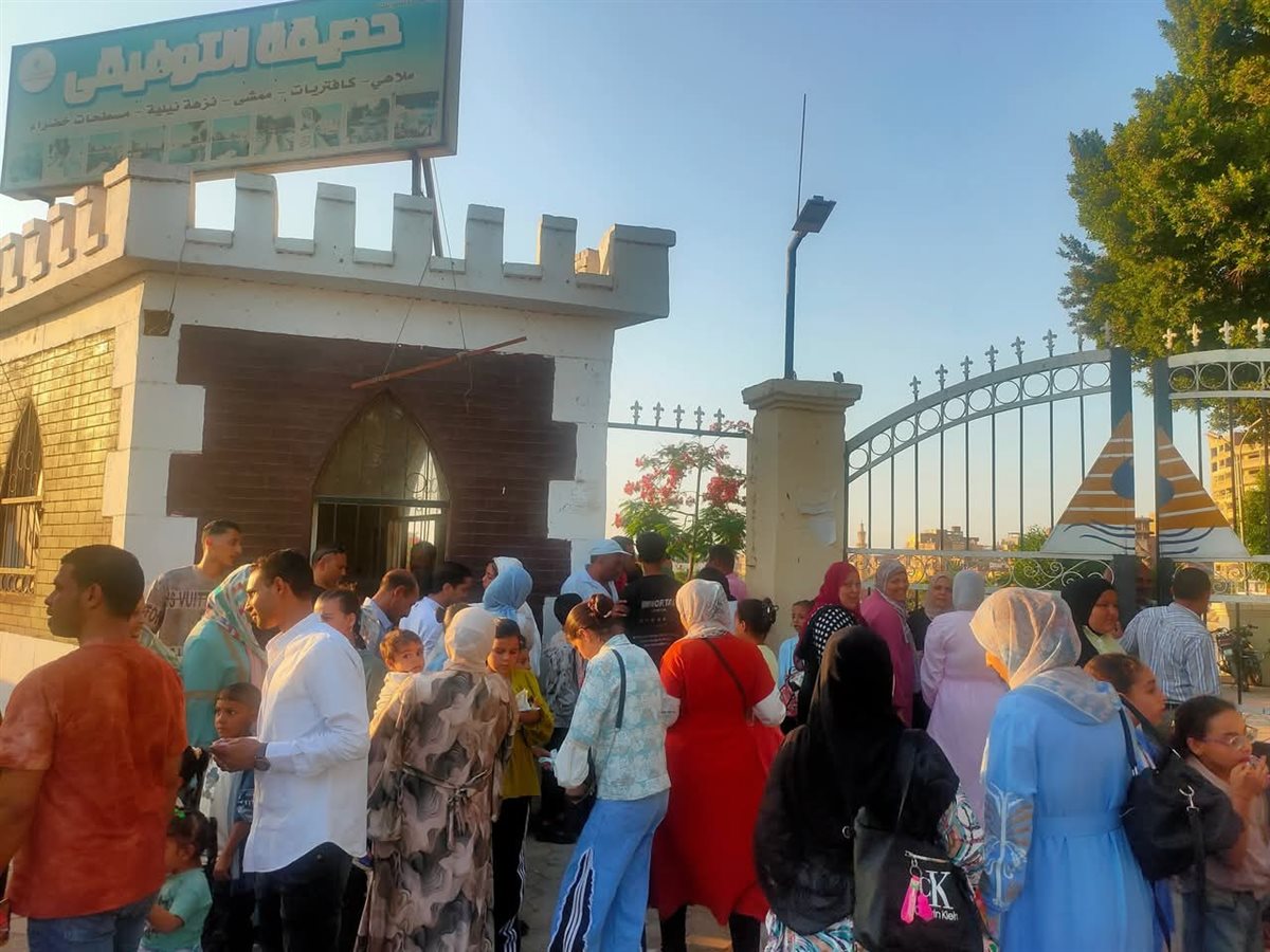 كثافة الزوار علي حدائق القناطر في العيد، فيتو