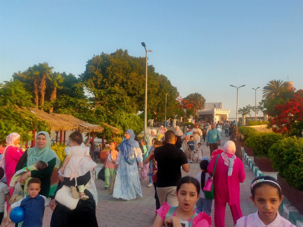 كثافة الزوار علي حدائق القناطر في العيد، فيتو