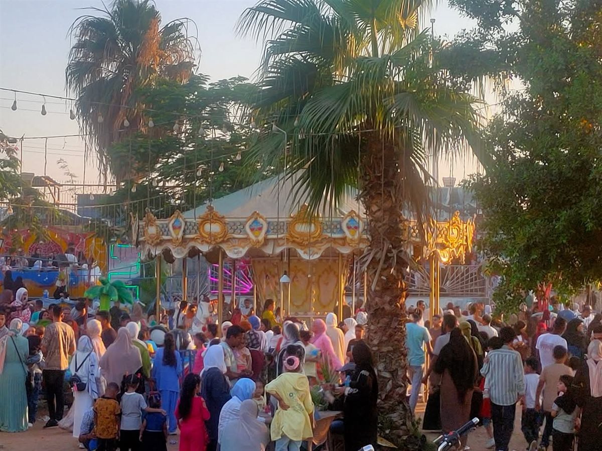 كثافة الزوار علي حدائق القناطر في العيد، فيتو