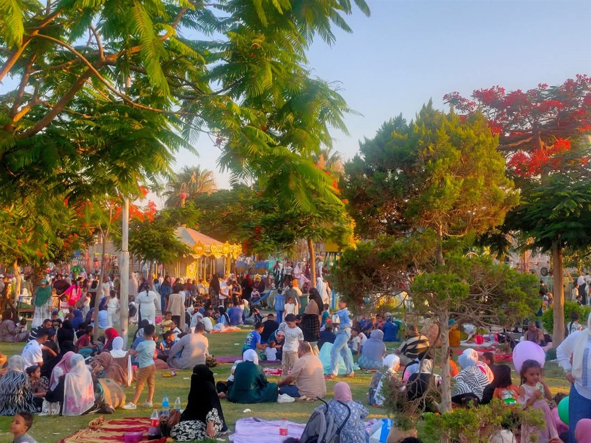 كثافة الزوار علي حدائق القناطر في العيد، فيتو