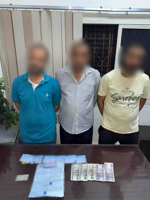 <strong>القبض على 3 أشخاص لاحتجازهم كهربائيًا وإجباره على توقيع إيصالات أمانة وعقد بيع دراجة نارية بالوايلى</strong>