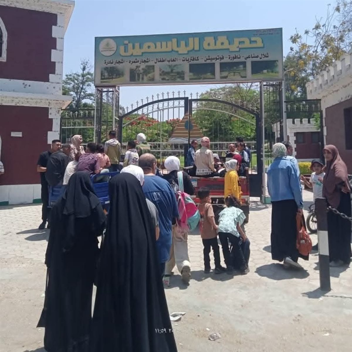 توافد المواطنيين علي حدائق القناطر في العيد،فيتو 