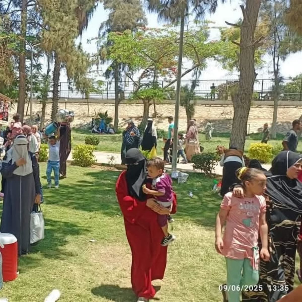 توافد المواطنيين علي حدائق القناطر في العيد،فيتو 