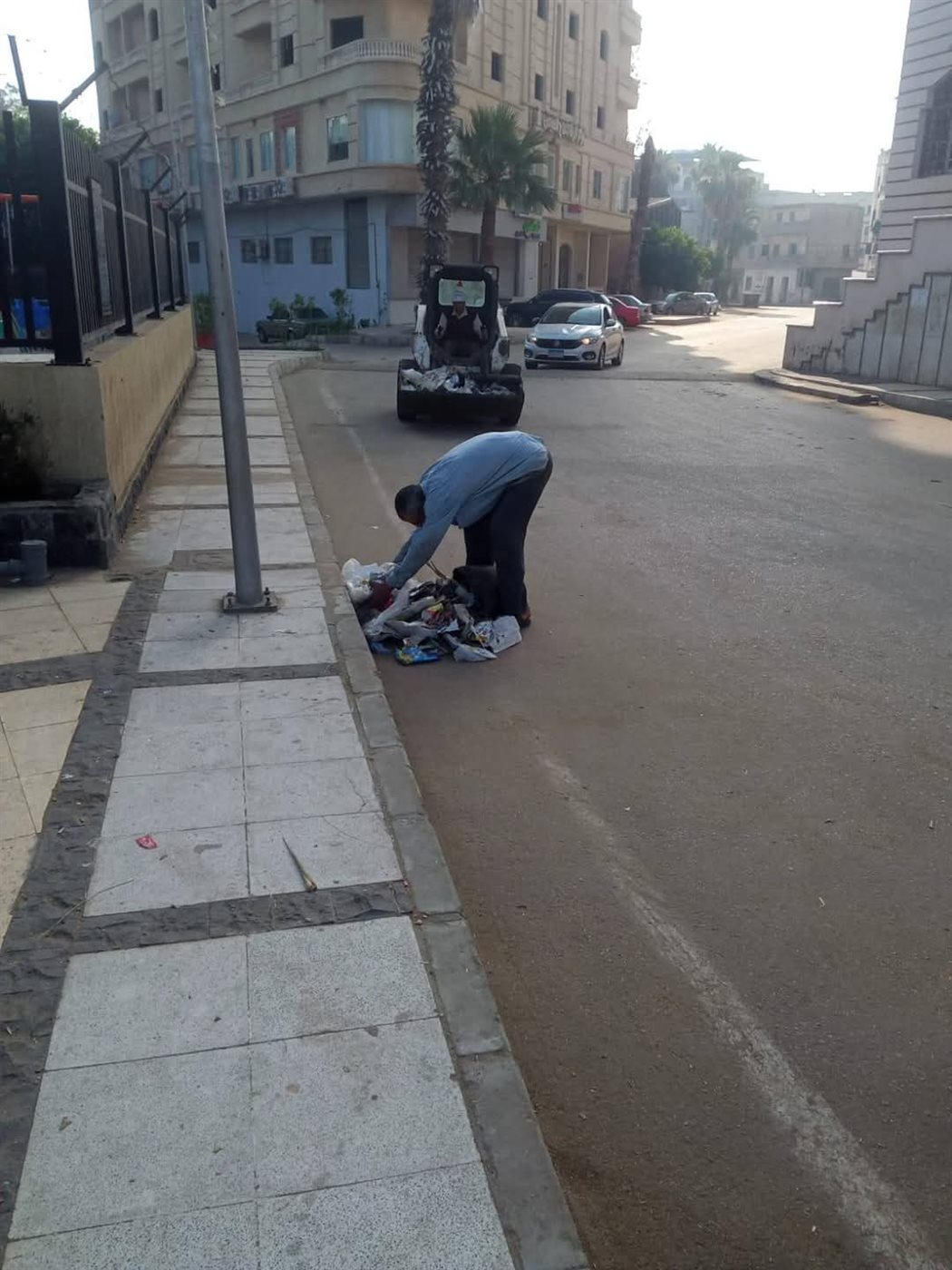 حملات دورية لرفع المخلفات بمختلف الشوارع والأحياء بدمياط