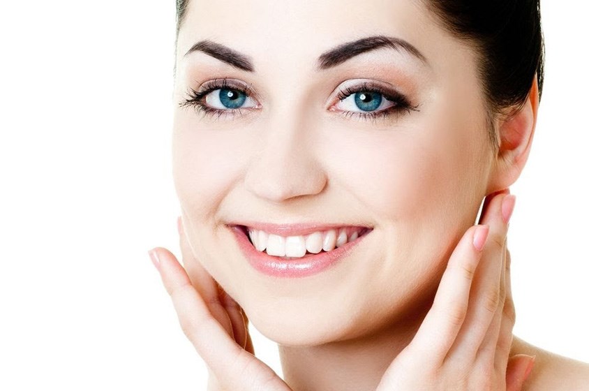 قناع الدقيق لتنظيف البشرة بعمق وتفتيحها