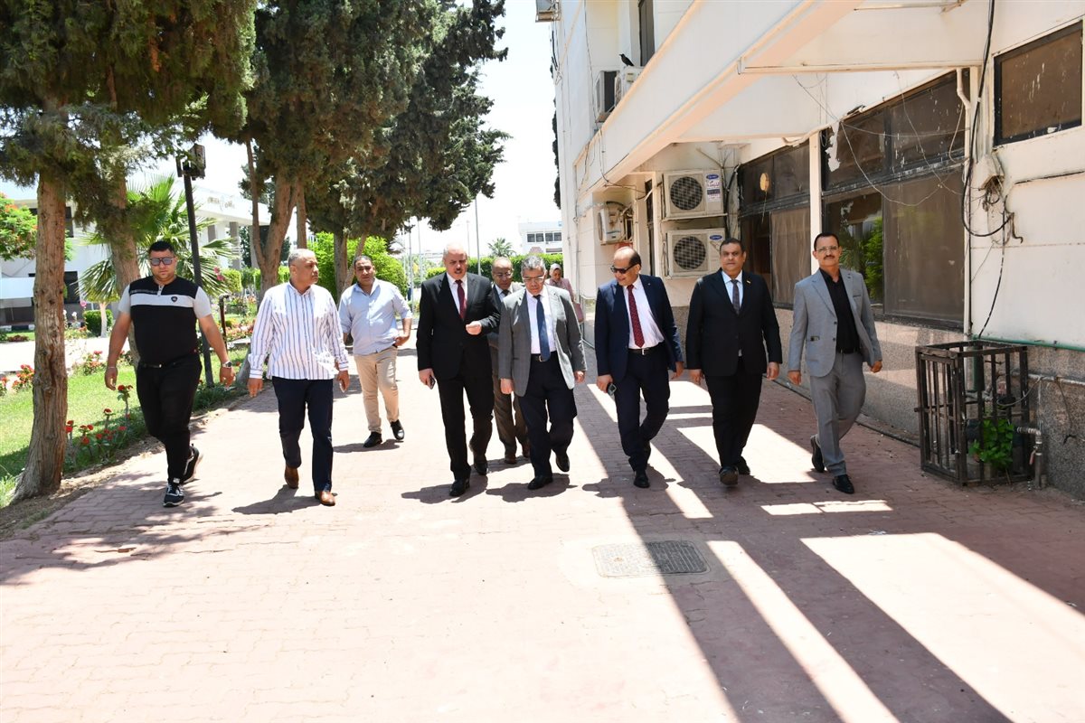 جانب من جولة رئيس الجامعة، فيتو