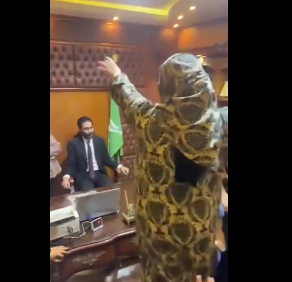 بالرقص عائلة تحتفي بمحامي لحصوله على البراءة لابنهم، فيتو