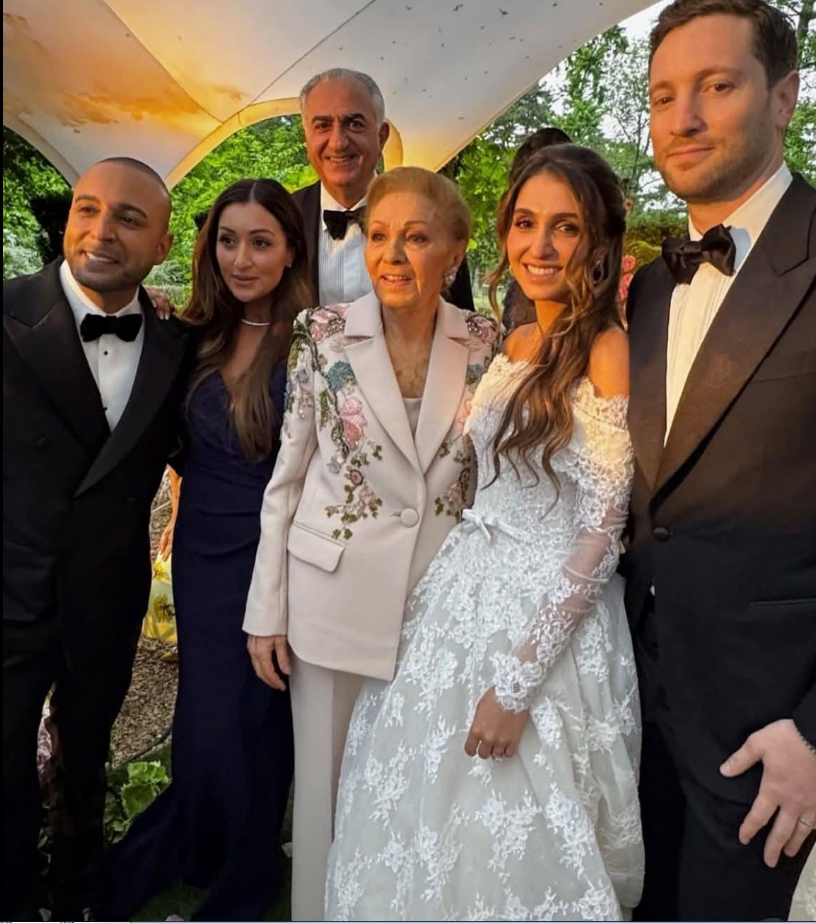 العروس حفيدة الشاه مع زوجها وعائلتها، فيتو