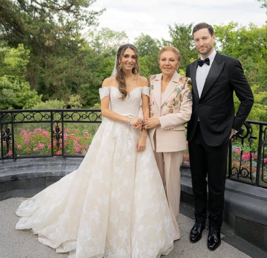 إيمان بهلوي مع جدتها فرح ديبا، فيتو