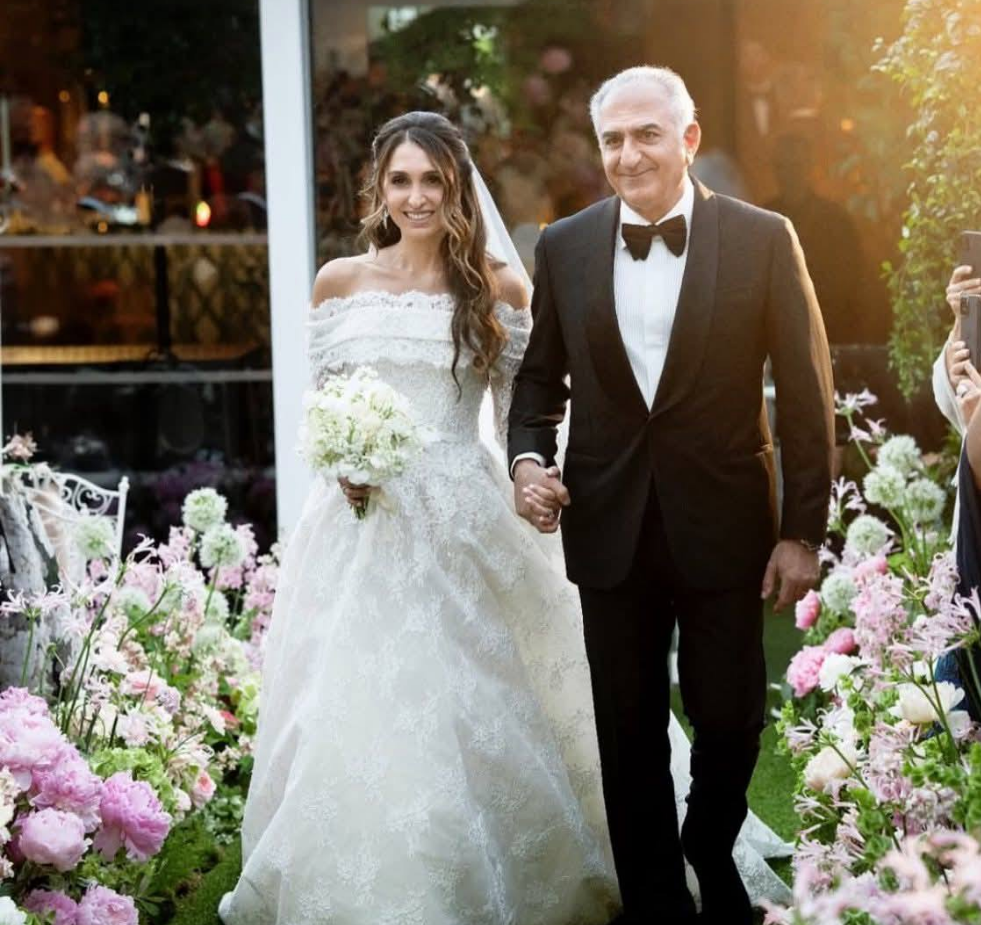 إيمان حفيدة شاة إيران مع والدها محمد رضا بهلوي في حفل زفافها، فيتو
