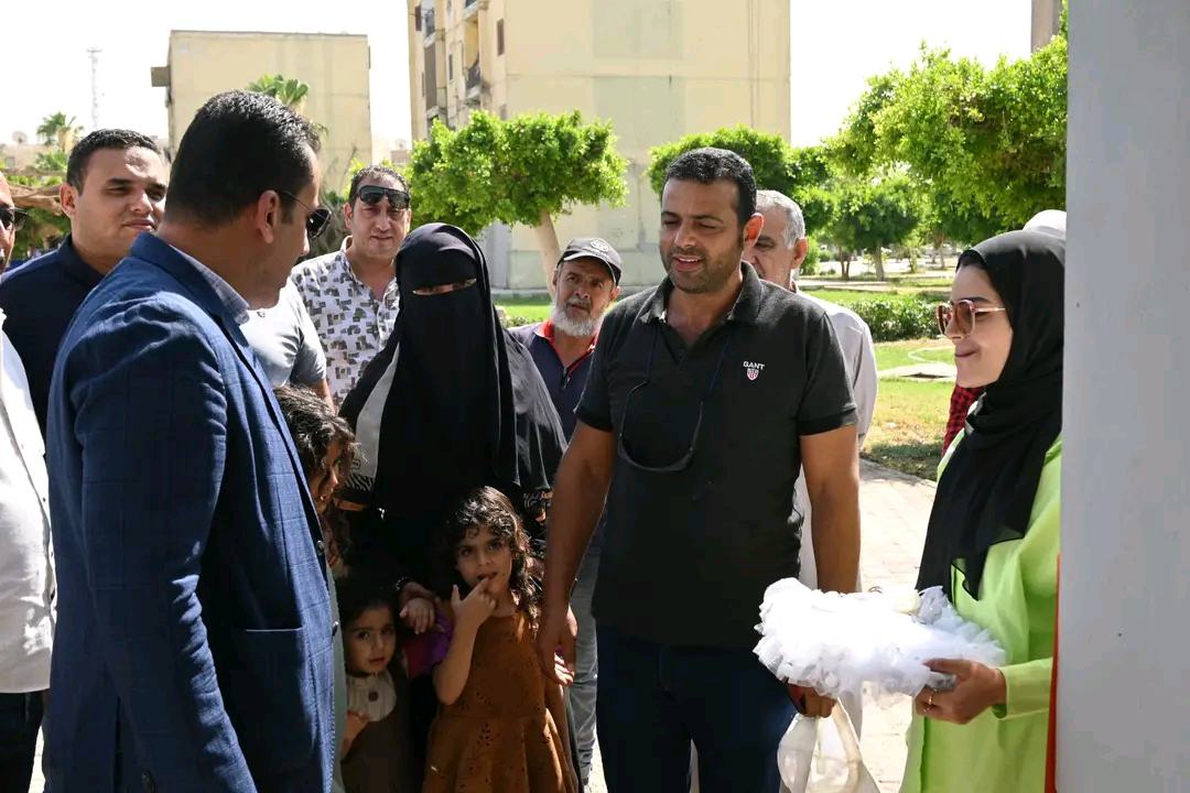 رئيس جهاز تنمية العاشر من رمضان يسلم كشكًا لأسرة الطفلة روناء دعمًا لمصدردخل كريم،فيتو